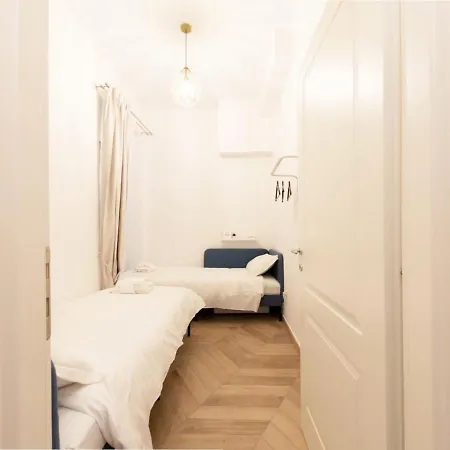 The Rent - Elegant Five-bedrooms Near Colosseo Apartment Rome