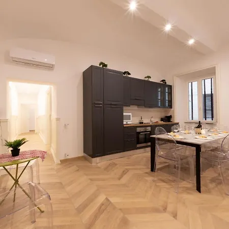The Rent - Elegant Five-bedrooms Near Colosseo Appartement Rome