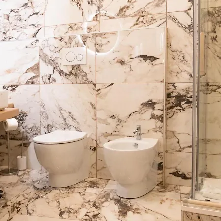 The Rent - Elegant Five-bedrooms Near Colosseo Apartment