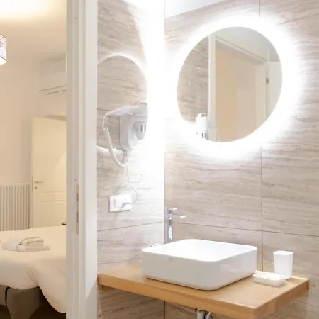 The Rent - Elegant Five-bedrooms Near Colosseo Apartment Rome